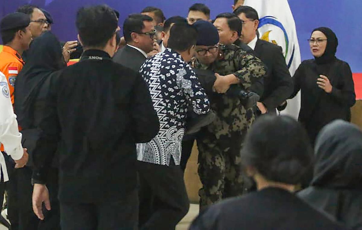 FOTO: Menteri KKP Pingsan saat Upacara Pelepasan Korban Kecelakaan ATR 42-500
