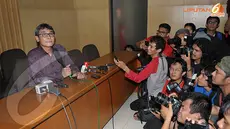 Juru bicara KPK, Johan Budi memberikan keterangan pada sejumlah wartawan terkait penangkapan Ketua MK, Akil Mochtar dalam OTT Rabu (2/10/13) (Liputan6.com/Helmi Fithriansyah)