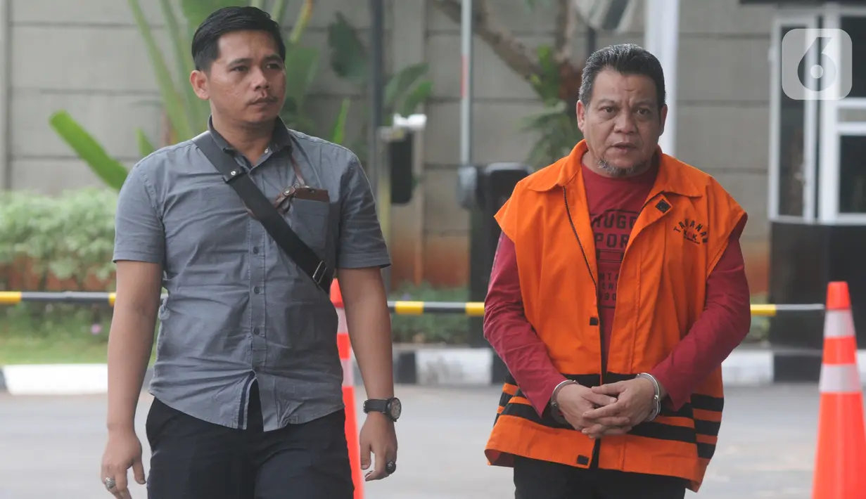 Mantan Kepala Dinas PUPR Kota Medan Isa Ansyari tiba untuk menjalani pemeriksaan di gedung KPK, Jakarta, Rabu (4/12/2019). Isa Ansyari diperiksa sebagai tersangka terkait dalam kasus dugaan suap proyek dan jabatan oleh Wali Kota Medan 2016-2021, Dzulmi Eldin. (merdeka.com/Dwi Narwoko)