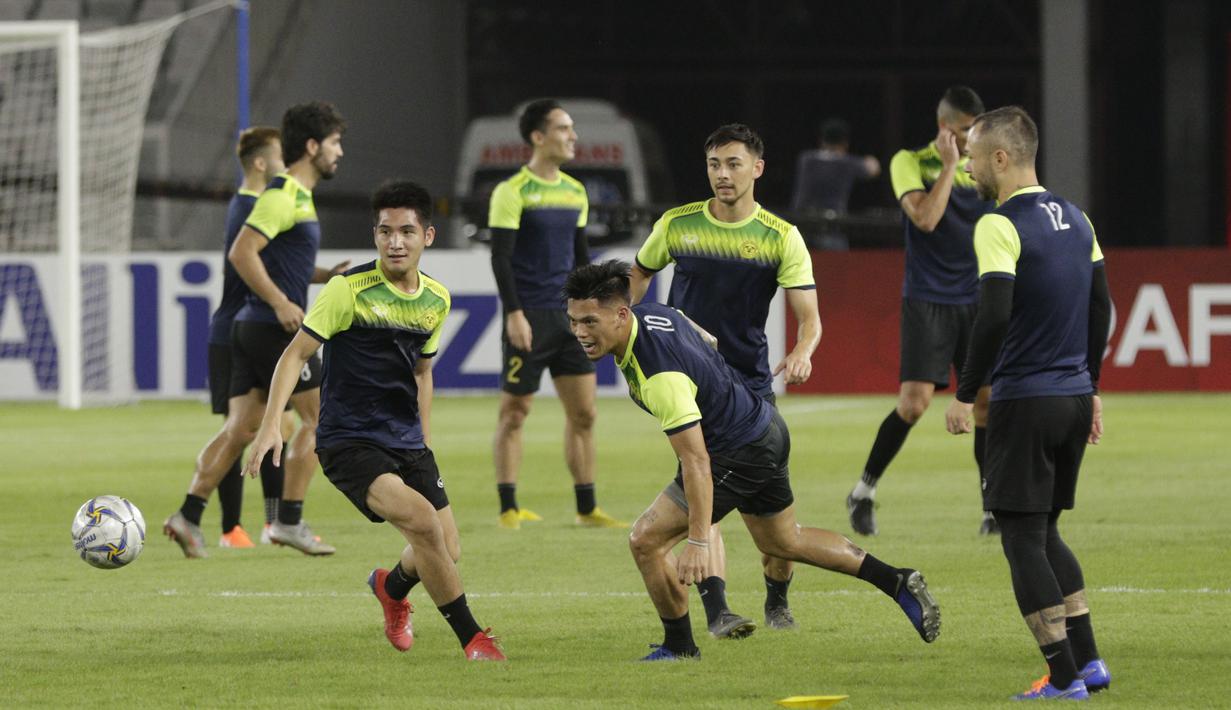 Pemain Ceres-Negros saat sesi latihan jelang laga Piala AFC di SUGBK, Jakarta, Senin (22/4). Ceres-Negros akan berhadapan dengan Persija Jakarta. (Bola.com/M Iqbal Ichsan)