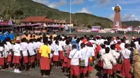 Siswa Papua sedang melaksanakan upacara. (Liputan6.com/Katharina Janur)
