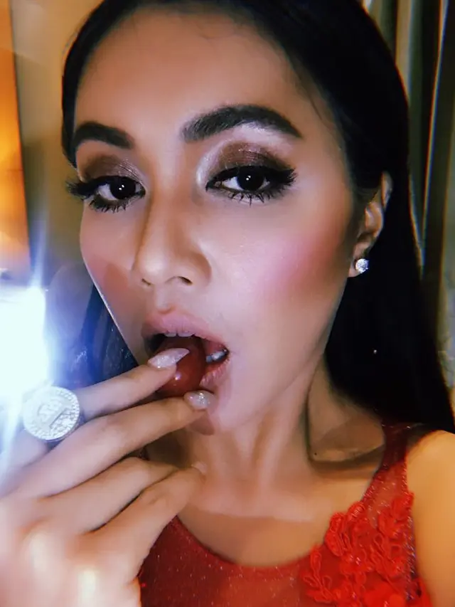 [Bintang] Seksi Bukan Main, Dandanan Denada Ini Bikin Mata Susah Kedip