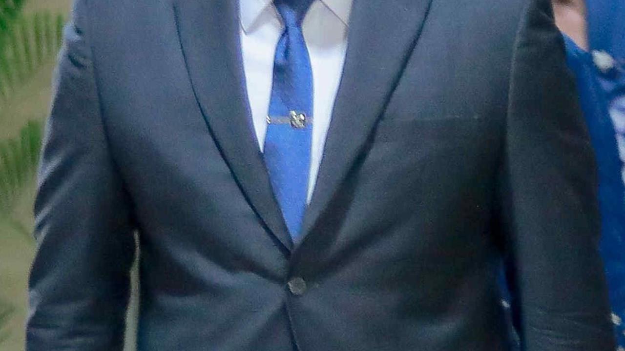 Sudaryono tiba dengan mengenakan setelan jas berwarna abu-abu dengan dasi corak biru dongker. Foto: Liputan6.com/Herman Zakharia