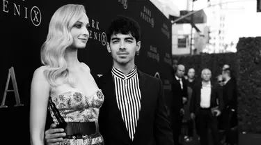 Gambar telah diubah menjadi hitam putih.) Sophie Turner dan Joe Jonas menghadiri pemutaran perdana "Dark Phoenix" 20th Century Fox di TCL Chinese Theater pada 04 Juni 2019 di Hollywood, California. (Rich Fury / GETTY IMAGES NORTH AMERICA / Getty Images via AFP)