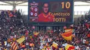 Papan skor menampilkan foto dari kapten AS Roma, Francesco Totti saat laga Serie A melawan Atalanta di Stadion Olimpico, Roma, Minggu (11/4/2010). (EPA/Ettore Ferrari)
