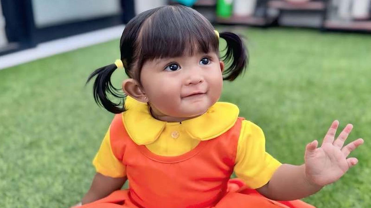 Super Cute! Potret Dek Cunda Anak Denny Caknan Cosplay Jadi Boneka Sqiud Game