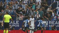 Pemain Espanyol, Raul de Tomas (kanan), berselebrasi setelah mencetak gol ke gawang Real Madrid pada Liga Spanyol 2021/2022 di Stadion Cornella-El Prat, Minggu (3/10/2021). (AP Photo/Joan Monfort)