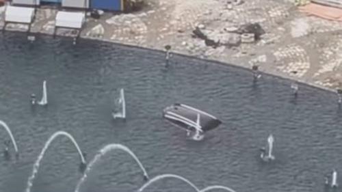 Mobil Nyemplung ke Kolam Bundaran HI