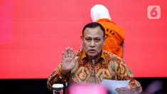 Ketua Komisi Pemberantasan Korupsi (KPK), Firli Bahuri saat menyampaikan rilis penetapan dan penahanan mantan Direktur Utama (Dirut) Pertamina Galaila Karen Kardinah atau Karen Agustiawan di Gedung Merah Putih KPK, Jakarta, Selasa (19/9/2023). (Liputan6.com/Faizal Fanani)