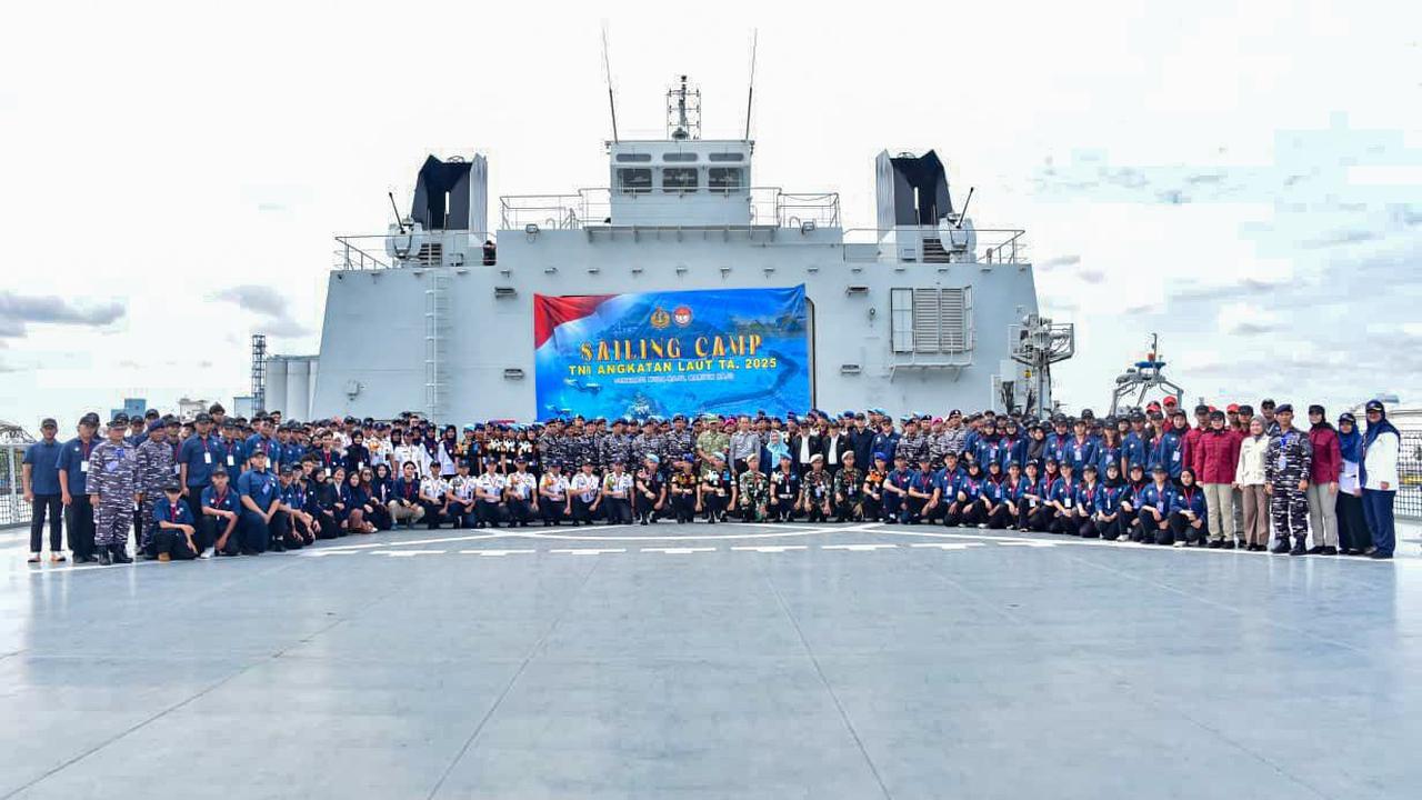 FOTO: TNI AL Tempa 500 Mahasiswa Jadi Generasi Cinta Laut di Sailing Camp 2025