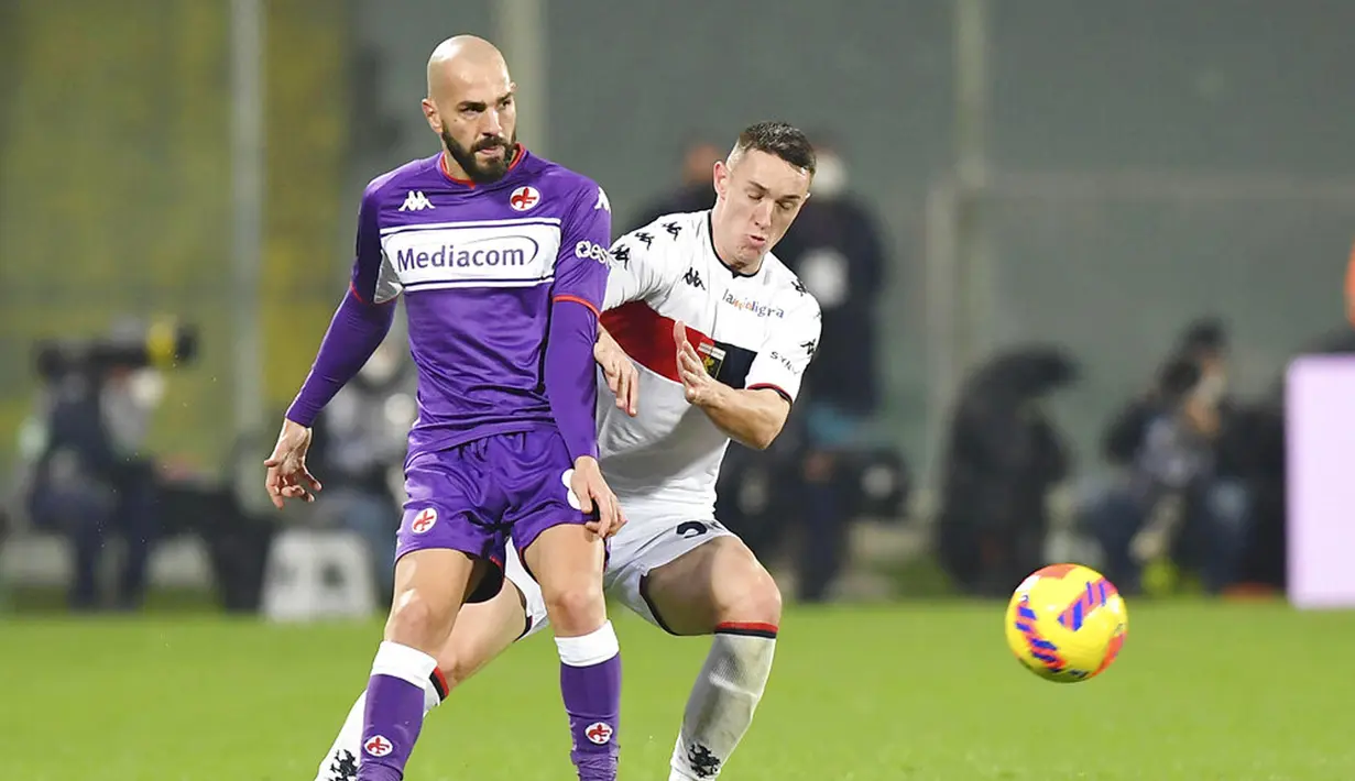 Pemain Fiorentina Riccardo Saponara (kiri) berebut bola dengan pemain Genoa Silvan Hefti pada pertandingan Liga Italia di Stadion Artemio Franchi, Firenze, Italia, 17 Januari 2022. Fiorentina menang 6-0. (Tano Pecoraro/LaPresse via AP)