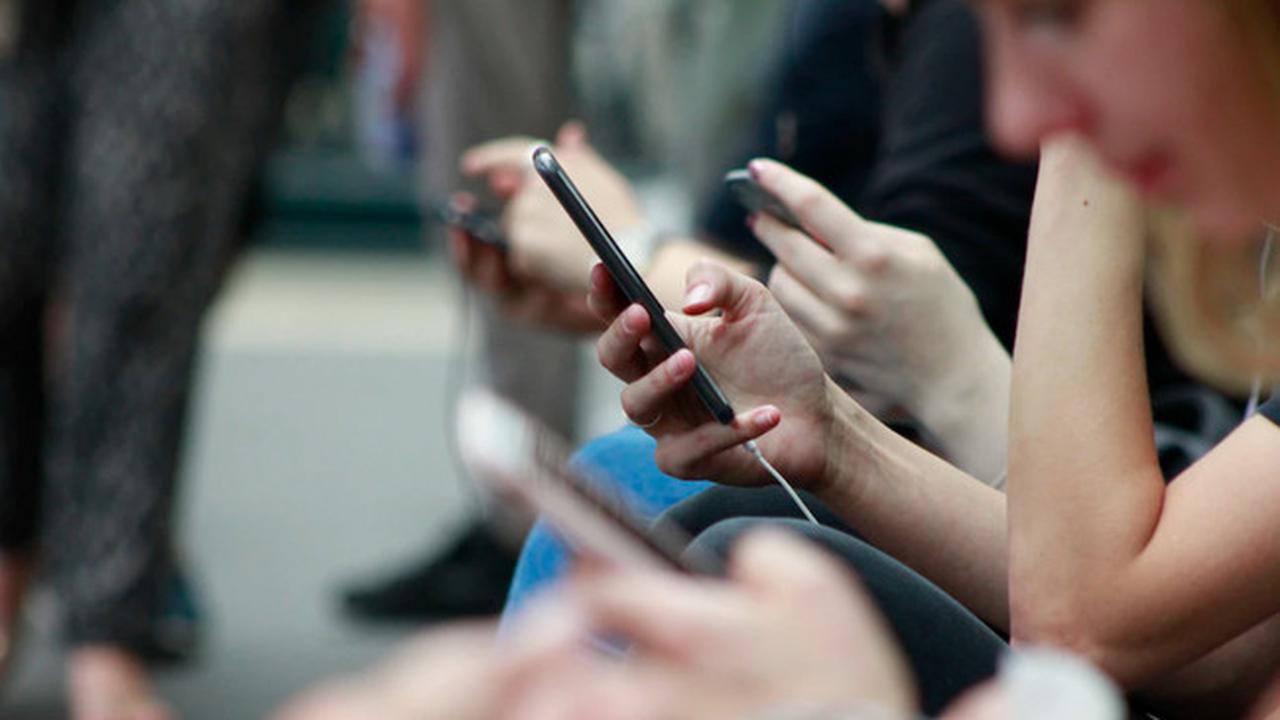 Ilustrasi memain media sosial. (Unsplash/robin_rednine)