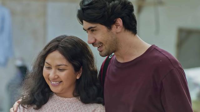 Jessica Mila dan Reza Rahadian dalam film Imperfect. (Foto: Dok. Starvision Plus)