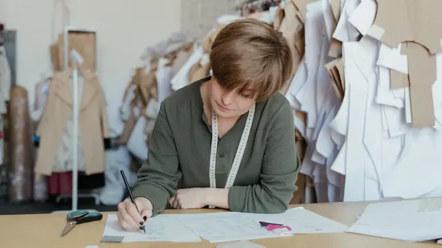 ilustrasi pengertian, faktor dan tujuan produksi/cottonbro/pexels