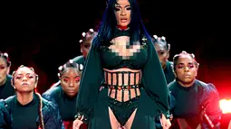 Aksi panggung penyanyi rapper Cardi B saat tampil acara BET Awards 2019 di Los Angeles, AS (24/6/2019). Cardi B berduet dengan sang suami, rapper Offset saat tampil di atas panggung BET Awards 2019. (AFP Photo/Frederick M. Brown)