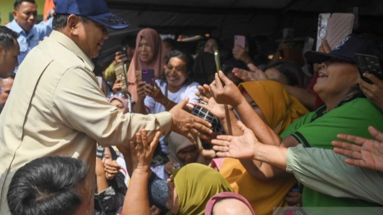 VIDEO: Momen Prabowo Kompres dan Lap Keringat Anak di Pengungsi Pakai Handuk Prib