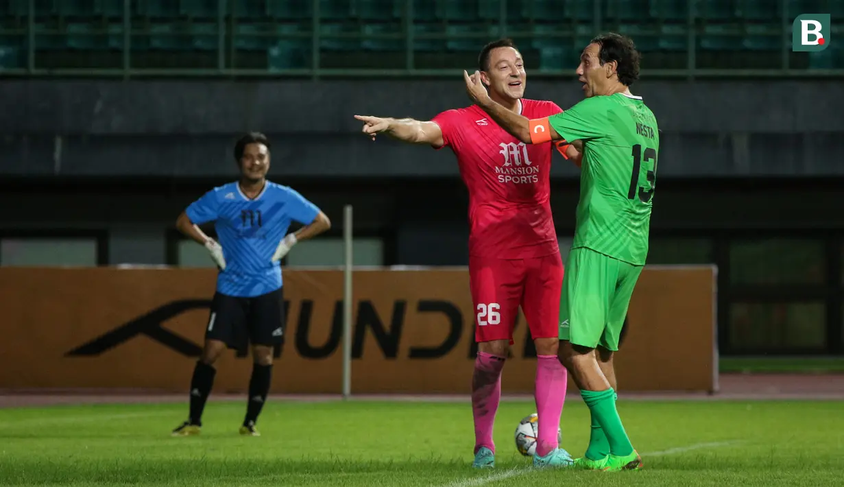 Dalam laga yang bersifat fun football tersebut, baik John Terry maupun Alessandro Nesta sama-sama mencetak gol bagi timnya. Alessandro Nesta lebih dahulu mencetak gol pada menit ke-8, sementara John Terry baru melakukannya pada menit ke-36. (Bola.com/Bagaskara Lazuardi)