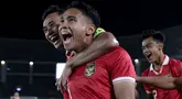 Selebrasi pemain Timnas U-23 Indonesia, Marselino Ferdinan (tengah), Rizky Ridho Ramadhani, dan Pratama Arhan Alif (kanan) usai mencetak gol ke gawang Chinese Taipei U-23 pada laga Grup K Kualifikasi Piala Asia U-23 2024 di Stadion Manahan, Solo, Sabtu (9/9/2023).  (Bola.com/Arief Bagus)