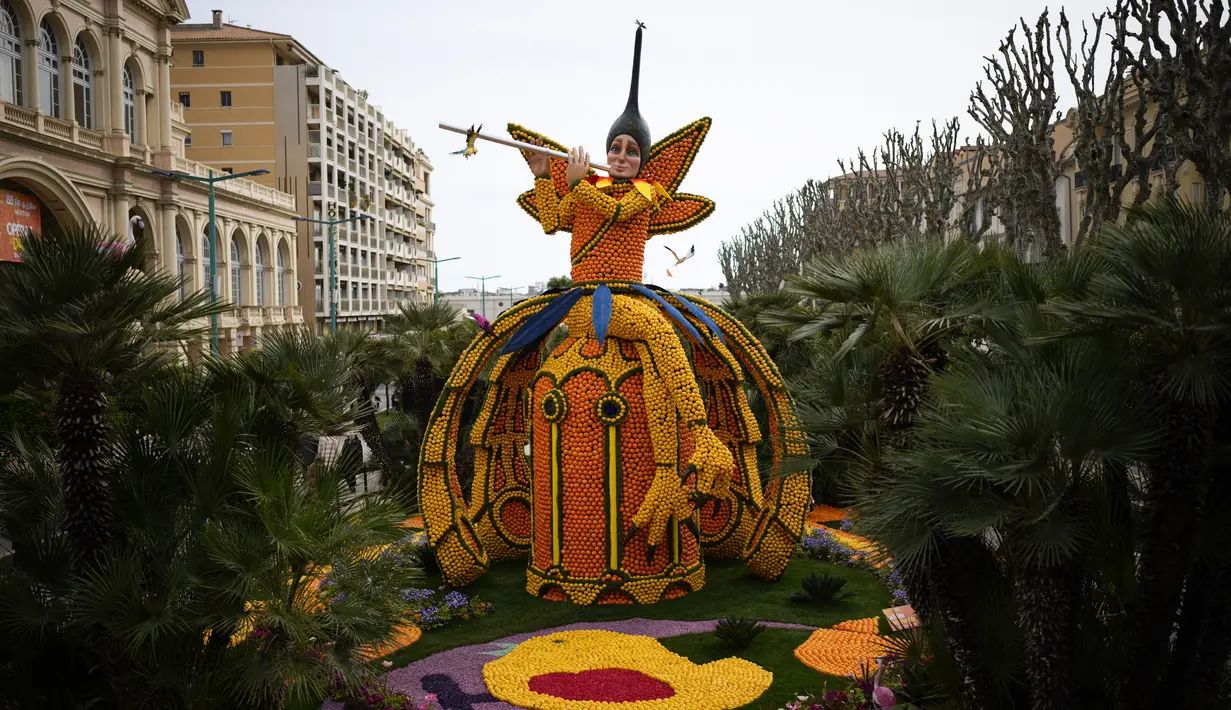 Sebuah patung yang dibuat dengan lemon dan jeruk selama Festival Lemon ke-88 di Menton, Prancis selatan, Sabtu (19/2/2022). Festival ini berlangsung pada 12-27 Februari dengan tema "Opera dan Tarian". (AP Photo/Daniel Cole)
