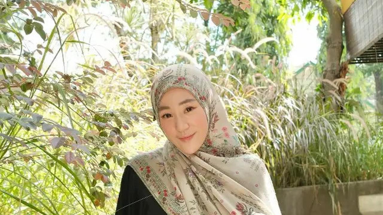 Potret Larissa Chou dengan Hijab Motif, Inspirasi Gaya Muslimah 2025 untuk Ibu Muda