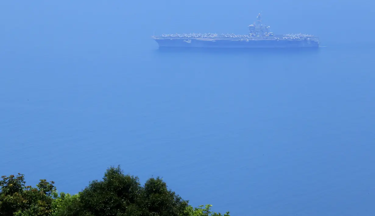 Sebuah kapal induk Amerika Serikat, USS Carl Vinson berlayar di Teluk Danang, Vietnam, Senin (5/3). Kunjungan kapal bertenaga nuklir tersebut dimaksudkan untuk menunjukkan hubungan militer yang kian erat antara AS dan Vietnam. (AP/Hau Dinh)