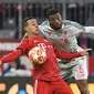 Pemain Liverpool, Georginio Wijnaldum berebut bola dengan  pemain Bayern Munchen Thiago Alcantara pada leg kedua babak 16 besar Liga Champions di Allianz Arena, Rabu (13/3). Liverpool menundukkan tuan rumah Bayern Munchen 3-1. (AP/Kerstin Joensson)