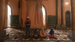 Umat Muslim berdoa di dalam masjid Jamia selama bulan suci Ramadhan di Srinagar (20/4/2021). Masjid Jamia Srinagar dianggap sebagai salah satu masjid terpenting di Kashmir. (AFP/ Tauseef Mustafa)