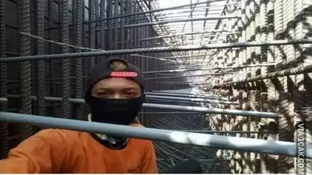 6 Tingkah Tukang Bangunan Kena Senjata Makan Tuan, Teledor