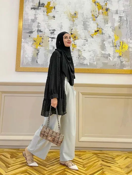 Kamu juga dapat tampil kece dengan mengenakan celana kulot dan outerwear berbahan chiffon dot berwarna hitam. (instagram/shireensungkar)