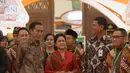 Presiden Jokowi didampingi ibu negara Iriana saat menghadiri pameran Inacraft 2017 di JCC, Senayan, Jakarta, Rabu (26/4). Pameran tahunan ini menampilkan hasil-hasil kerajinan dari seluruh Indonesia. (Liputan6.com/Angga Yuniar)