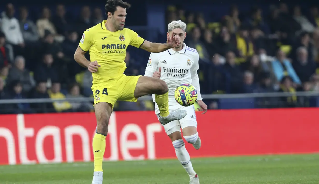Gelandang Villarreal, Alfonso Pedraza mengontrol bola dari kawalan gelandang Real Madrid, Federico Valverde selama pertandingan lanjutan La Liga Spanyol di Estadio De La Ceramica di Villareal, Spanyol , Sabtu (7/1/2023). Villareal menang tipis atas Real Madrid dengan skor 2-1. (AP Photo/Alberto Saiz)