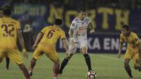 Pemain Arema FC, Rodrigo Ost, saat pertandingan melawan Sriwijaya FC pada laga perempat final Piala Presiden di Stadion Manahan, Solo, Minggu, (4/2/2018). Sriwijaya FC menang 3-1 atas Arema FC. (Bola.com/M Iqbal Ichsan)