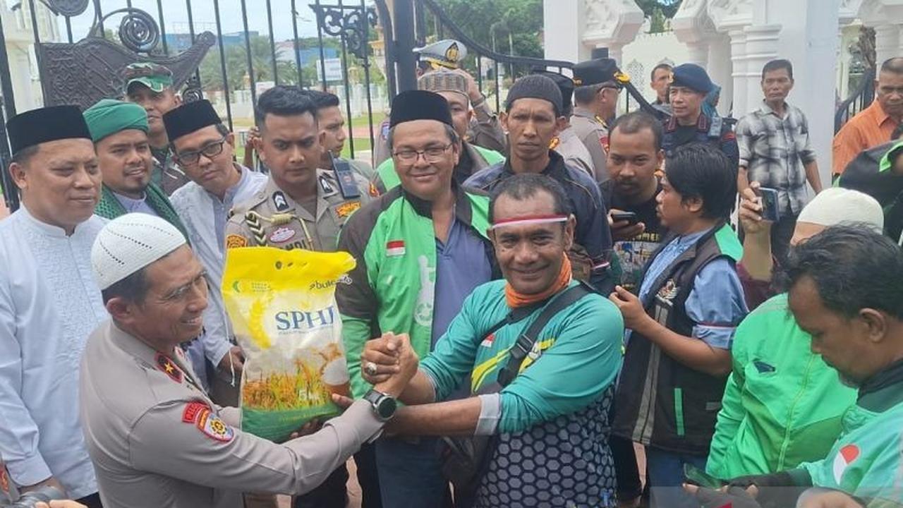 Tahukah Anda? Polda Aceh Berbagi Beras 5 Kg untuk Ojol Usai Shalat Ghaib di Masjid Raya