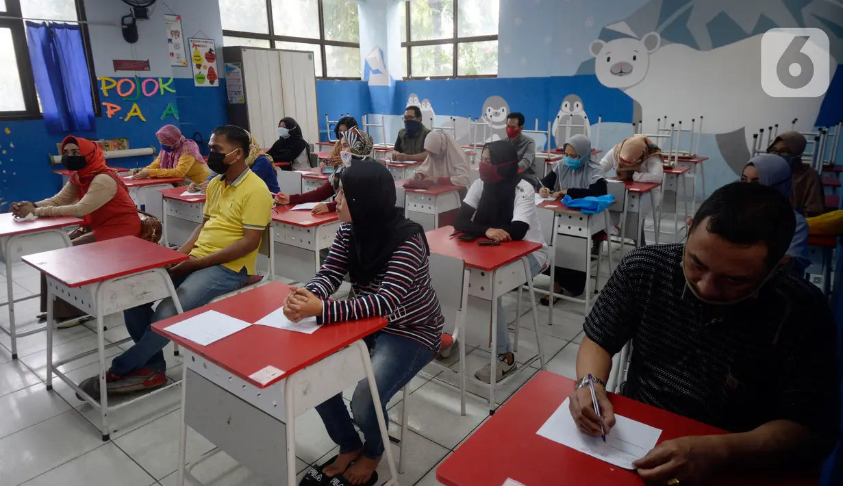 Orang Tua Siswa SDN Serua 3 kelas 2 dan 3 mendengarkan pengarahan guru tentang tata cara belajar mengajar online tahun ajaran baru serta pembagian buku gratis di Bukit, Ciputat, Tangerang Selatan, Banten, Rabu (15/7/2020). (merdeka.com/Dwi Narwoko)