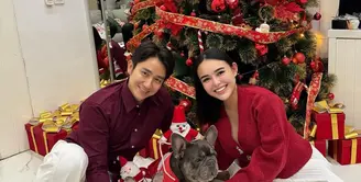 Amanda Manopo untuk pertama kalinya merayakan Natal sebagai istri dari Kenny Austin. Berfoto di pohon Natal, Amanda tampil dengan atasan knit lengan panjang dipadu rok pleated putih. [@amandamanopo]
