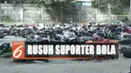 Sejumlah fasilitas umum di sekitar stadion juga tak luput dari aksi tak terpuji kedua pendukung kesebelasan.