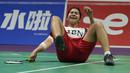 Tunggal putri Indonesia, Ester Nurumi Tri Wardoyo terjatuh saat menghadapi wakil Thailand, Supanida Katethong pada partai ketiga Perempatfinal Piala Uber 2024 antara Indonesia menghadapi Thailand di Hi-Tech Zone Sports Centre Gymnasium, Chengdu, China, Jumat (3/5/2024). (AP Photo/Ng Han Guan)
