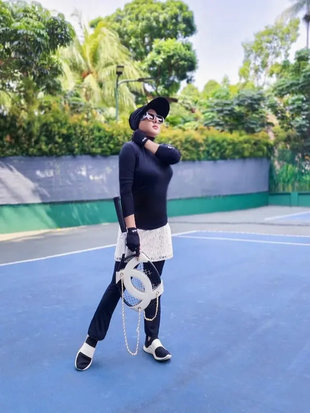 Potret Syahrini saat main tenis, penampilan tetap stylish