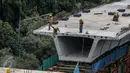 Pekerja menyelesaikan proyek jalan layang Simpang Susun Semanggi, Jakarta, Sabtu (21/1). Pembangunan tersebut merupakan salah satu upaya untuk mengurai kemacetan di kawasan ini, proyek dijadwalkan selesai pada Agustus 2017. (Liputan6.com/Faizal Fanani)