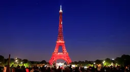 Menara Eiffel diterangi selama pertunjukan cahaya untuk perayaan ulang tahunnya ke-130 tahun di Paris, Rabu (15/5/2019). Paris memberikan ucapan ulang tahun kepada Menara Eiffel dengan pertunjukan laser yang rumit menelusuri kembali sejarah 130 tahun monumen itu. (REUTERS/Gonzalo Fuentes)
