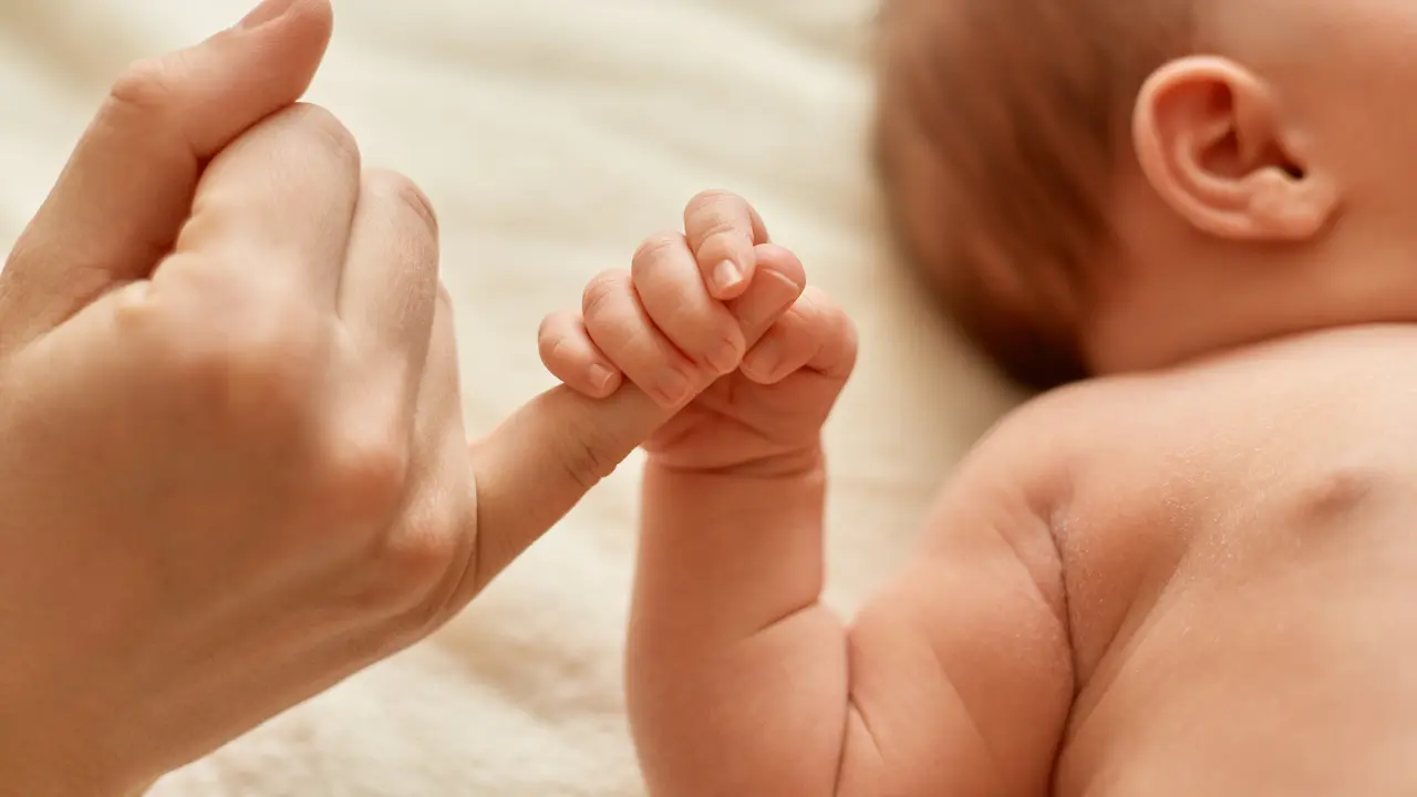Ilustrasi Bayi dengan Orang Tua