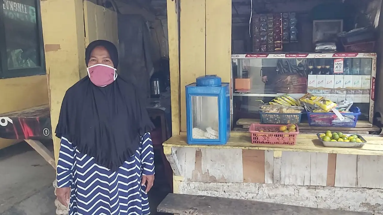 Pelaku usaha mikro di Kabupaten Subang, Jawa Barat, Ayum (60) penerima Banpres Produktif