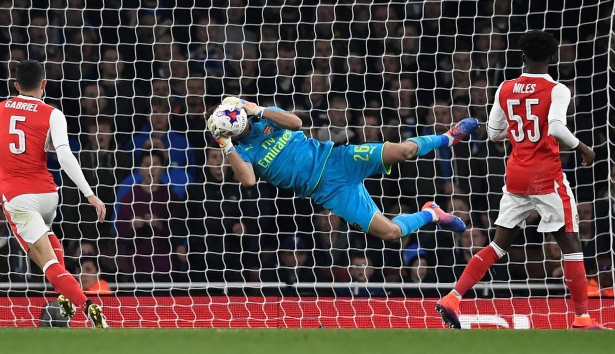 Kiper Arsenal, Emiliano Martinez, menangkap bola tendangan pemain Reading dalam laga 16 besar Piala Liga Inggris di Stadion Emirates, Rabu (26/10/2016) dini hari WIB. (Reuters/Dylan Martinez)