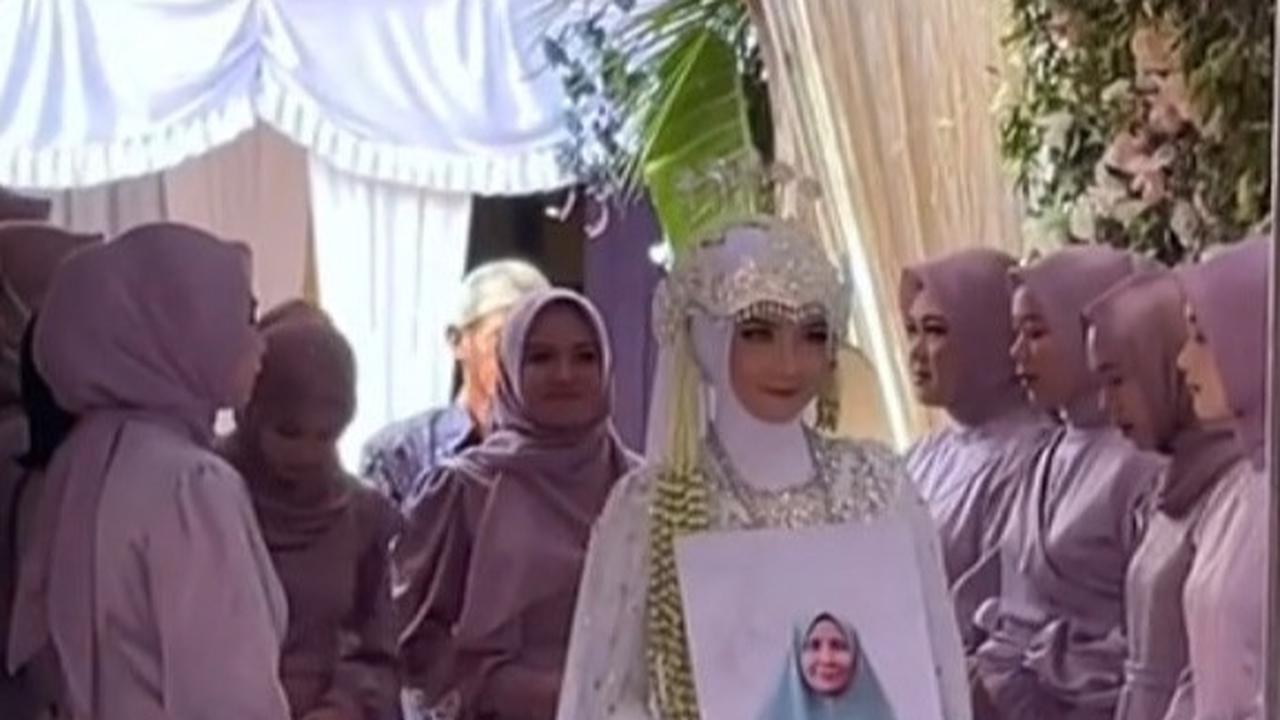 Ingin Sang Ibu Ada di Hari Spesialnya, Wanita Ini Bawa Foto Almarhum Ibunda saat Akad Nikah