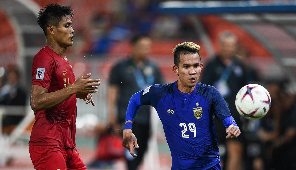 Timnas Indonesia akan menghadapi Thailand di final Piala AFF 2020 dalam dua leg, 29 Desember 2021 dan 1 Januari 2022. Sepanjang sejarah Piala AFF, pertemuan kedua negara lebih didominasi Thailand. Berikut 7 fakta pertemuan mereka sepanjang sejarah Piala AFF. (AFP/Chalinee Thirasupa)