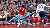 Memasuki menit ke-49, Arsenal mendapatkan hadiah penalti karena Cristian Romero hand ball di area terlarang. Bukayo Saka yang menjadi algojo sukses memperdayai kiper Tottenham Guglielmo Vicario. Tetapi, skor 2-1 untuk keunggulan Arsenal tidak bertahan lama. (AP Photo/David Cliff)