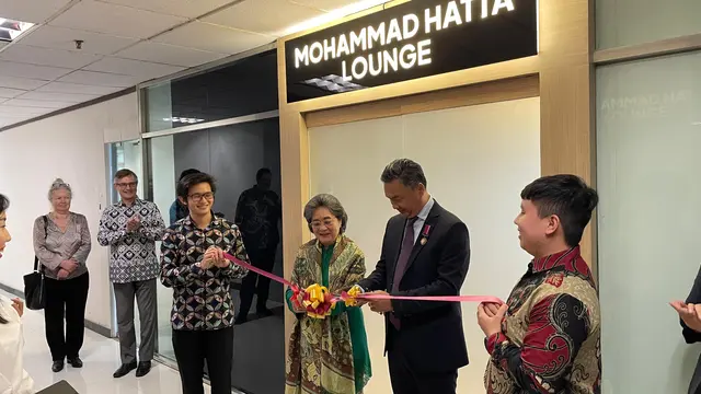 Peresmian Mohammad Hatta Lounge oleh Dino Patti Djalal dan anak  mantan wakil presiden Indonesia yang ke-2 Mohammad Hatta, yaitu Meutia Hatta. (Liputan6/Najma)