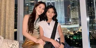 Berlibur ke luar negeri menjadi agenda rutin Ayu Ting Ting dan Bilqis. Saat ini keduanya tengah berada di Malaysia menikmati waktu libur pasca Lebaran. [Foto: Instagram/ayutingting92]