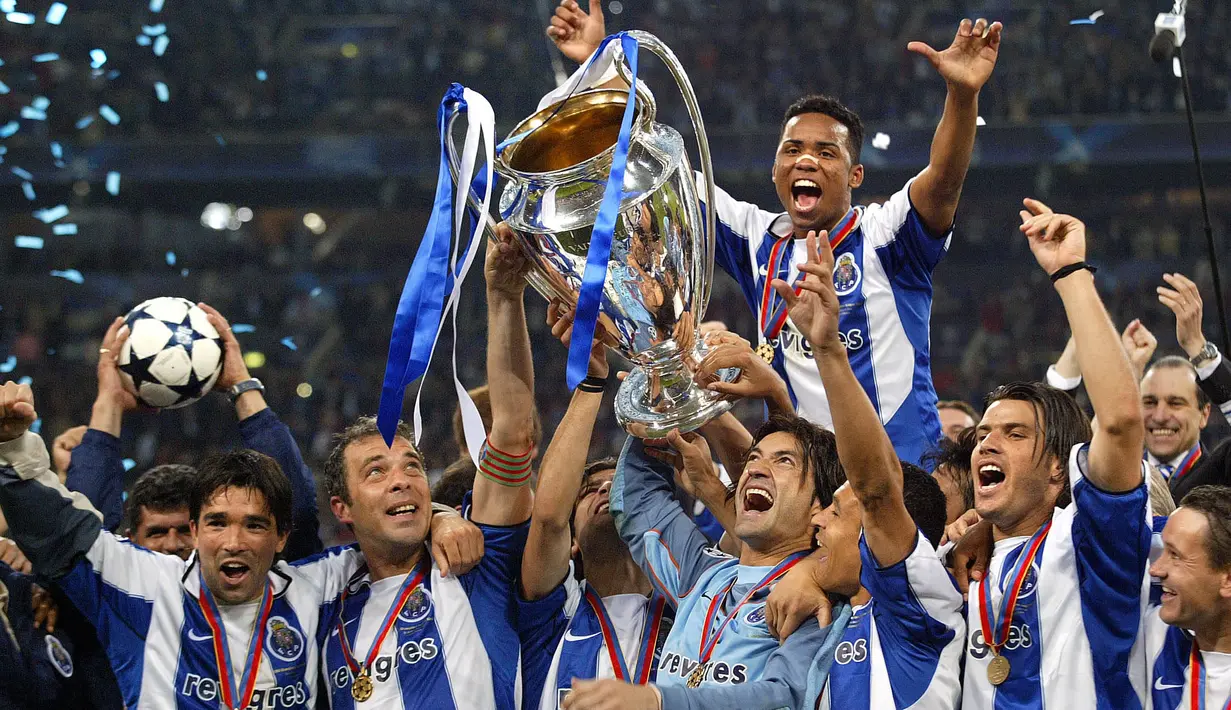 Porto juara Liga Champions 2003/2004. Partai final Liga Champions musim 2003/2004 mempertemukan dua klub yang sama sekali tidak diperhitungkan, FC Porto menghadapi AS Monaco. Keduanya mampu menyingkirkan klub-klub mapan dalam perjalanannya menuju partai final. FC Porto akhirnya menjadi juara usai menang telak 3-0 atas AS Monaco di laga pamungkas. Gelar tersebut merupakan gelar kedua, setelah sebelumnya FC Porto pernah juara di musim 1986/1987. (AFP/Pascal Guyot)