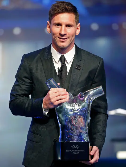 Lionel Messi berpose dengan piala penghargaan sebagai pemain terbaik Eropa 2014-2015 di Monte Carlo, Kamis (27/8/2015). Pemain Argentina itu menyisihkan dua nomine lainnya, Cristiano Ronaldo dan Luis Suarez. (REUTERS/Eric Gaillard)